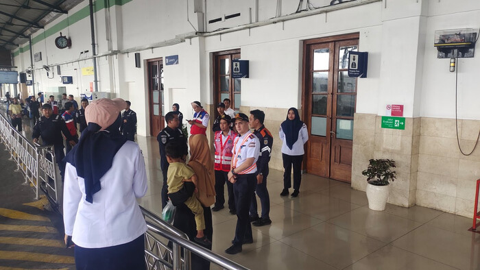 KAI Daop 7 Madiun Layani Penumpang pada Hari Pertama Angkutan Nataru 2025-2026