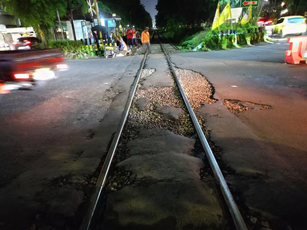 KAI Daop 8 Surabaya Lakukan Perbaikan Perlintasan Sebidang JPL 36 Jalan Deltasari