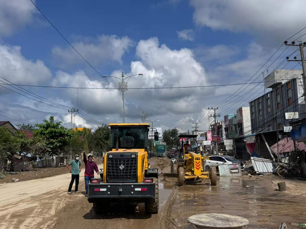 Kementerian PU dan BUMN Karya Buka Akses Jalan di Aceh Tamiang serta Pasok Air Bersih bagi Masyarakat Kuala Simpang yang Terdampak Banjir dan Longsor