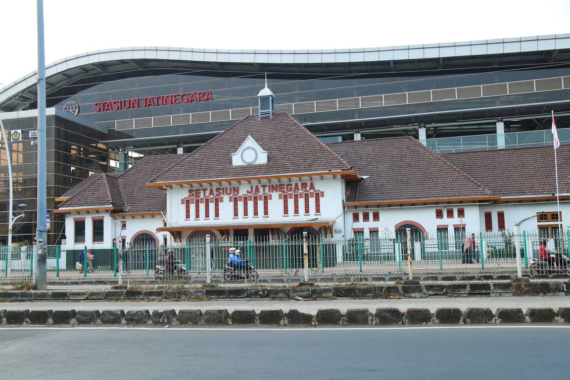 Antisipasi-Kepadatan-Malam-Tahun-Baru_-Sejumlah-KA-Berhenti-di-Stasiun-Jatinegara