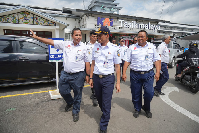 Direktur Utama PT KAI Lakukan Posko Angkutan Nataru 20252026, Pastikan Pelanggan Terlayani dengan Baik (1)