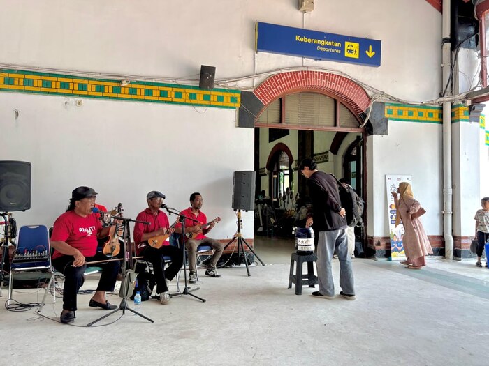 Hiburan Musik dan Area Bermain Anak di Stasiun Semarang Tawang