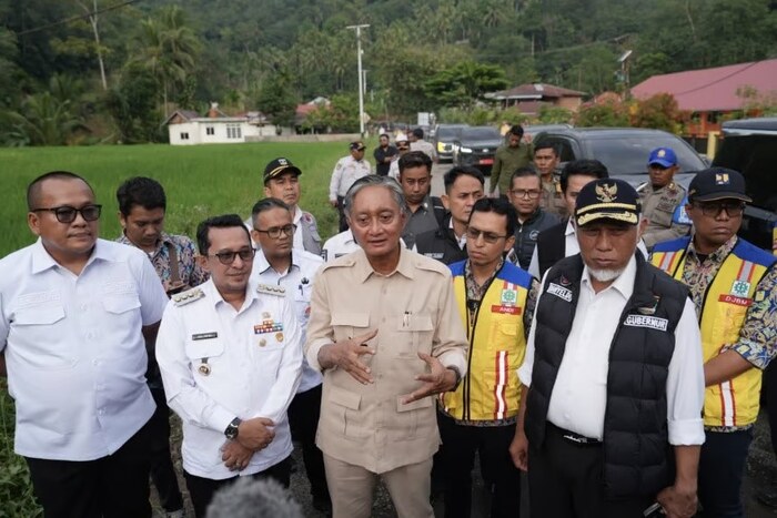 Tengah - Bapak Dody Hanggodo Menteri Pekerjaan Umum