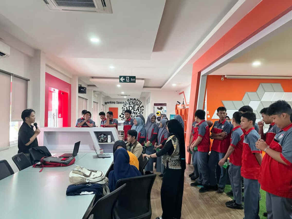 Belajar AI Langsung dari Industri, 150 Siswa SMK Telkom Makassar Kunjungi Telkom AI Center