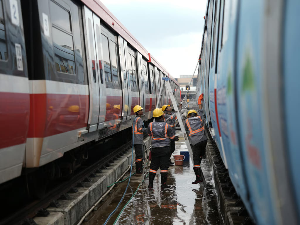 Di Balik Perjalanan Nyaman, Begini Cara LRT Jabodebek Menjaga Kebersihan Stasiun dan Kereta Setiap Hari.jpg