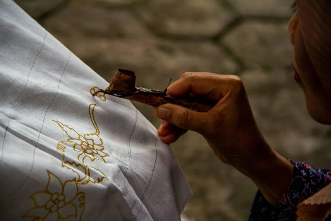 Hotel Des Indes Menteng Ajak Tamu Mengenal Budaya Indonesia Lewat Lokakarya Membatik.jpg