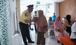 Melayani Sepenuh Hati, Security BRI BO Otista Hadirkan Kenyamanan bagi Nasabah Pensiunan