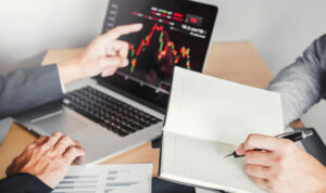 Mengisi Akhir Pekan dengan Efektif Cara Melakukan Evaluasi Jurnal Trading untuk Meningkatkan Konsistensi