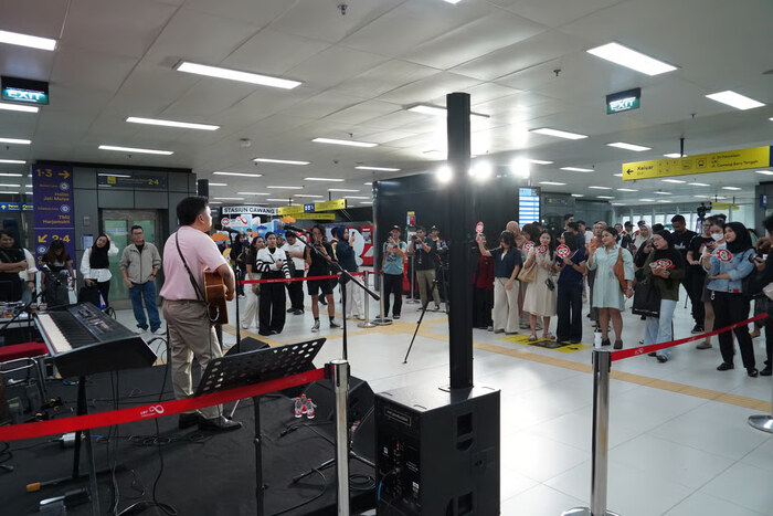 Vok Pop Music on Track di Stasiun LRT Cawang (1)