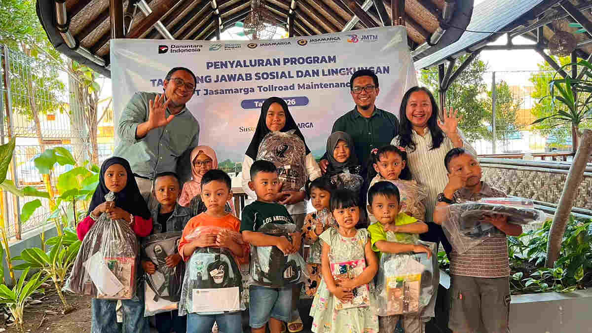Dukung Pendidikan Anak Tenaga Kerja Operasional, PT Jasamarga Tollroad Maintenance Salurkan Bantuan Peralatan Sekolah Sambut HUT ke-38