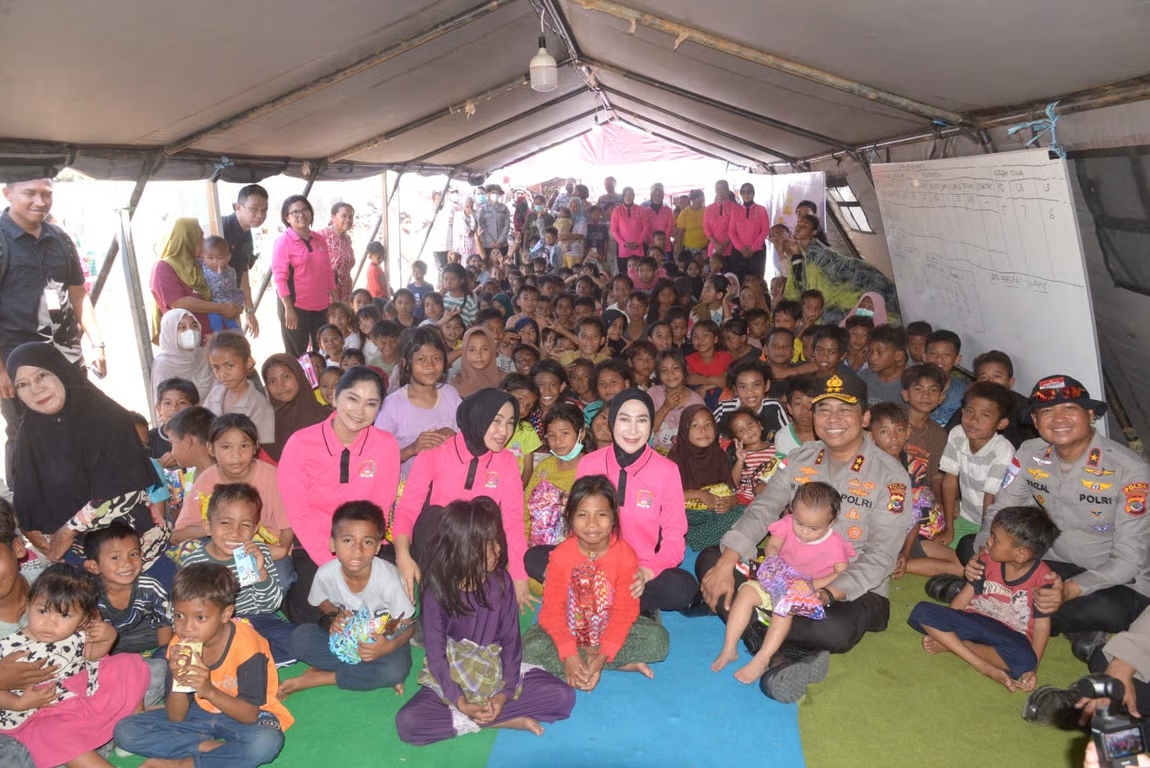 Kapolda-NTT-dan-Ketua-Bhayangkari-Hadir-untuk-Warga-Sikka_-dari-Trauma-Healing-hingga-Bantuan-Bayi-d